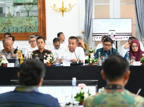 Caption: Pj Gubernur Jawa Barat Bey Machmudin dan Sekda Jabar bersama 27 kepala daerah se-Jabar, Kepala OJK Jabar, Ketua Komisi I DPRD Jabar serta para perwakilan dari Pangdam III Siliwangi, Pangdam Jaya, Kapolda Jabar dan Kapolda Metro Jaya menandatangani deklarasi gerakan tolak judi online dan pinjaman online ilegal, serta komitmen netralitas ASN di Hotel Resinda, Kamis (14/11/2024).(Foto: Yogi Prayoga/Biro Adpim Jabar)