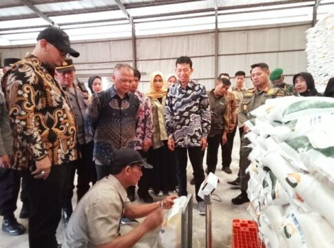 Ket foto : Pj Walikota Tasikmalaya Asep Sukmana Bersama Pinca Perum Bulog Ciamis Ashville Nusa Panata saat Monitoring Gudang Bulog Mangkubumi (fokusjabar/Seda)