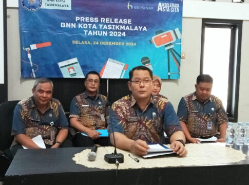 Caption : Kepala BNN Kota Tasikmalaya AKBP Hery Sudrajat, menyampaikan kinerja sepanjang tahun 2024 saat Press release di Kantornya (fokusjabar/Seda)