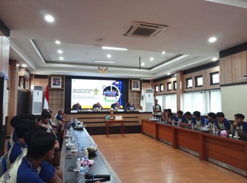 Ket foto : Pj Wali Kota Tasikmalaya Asep Sukmana Bersama Ketua Umum PSSI, menyambut para pemain Persikotas FC di Aula Kantor Balekota Tasikmalaya (fokusjabar/Seda)