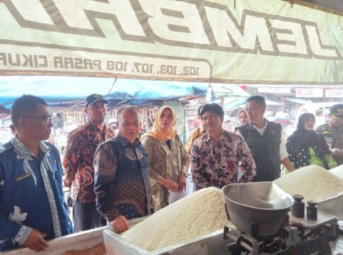 Ket foto : Pj Walikota Tasikmalaya Asep Sukmana bersama Kadis Indaq UMKM, saat Sidak Kios Beras di Pasar Induk Cikurubuk Kota Tasikmalaya (fokusjabar/Seda)