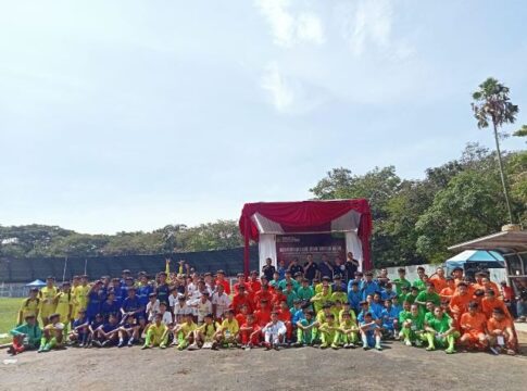 Ket foto : Berfoto bersama para peserta Turnamen Sepak Bola Dandim Cup 2024 di Stadion Wiradadaha Kota Tasikmalaya (fokusjabar/Seda)