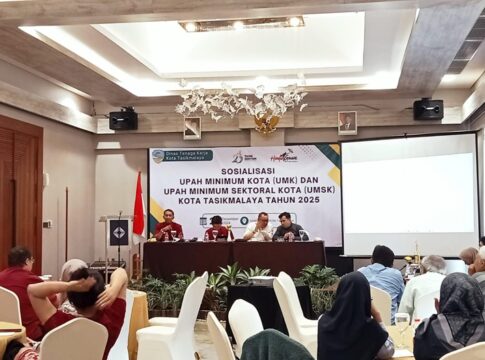 Ket foto : Sosialisasi UMK Kota Tasikmalaya 2025 oleh Disnaker Kota Tasikmalaya di Cordela Suites Hotel Tasikmalaya (fokusjabar/Seda)