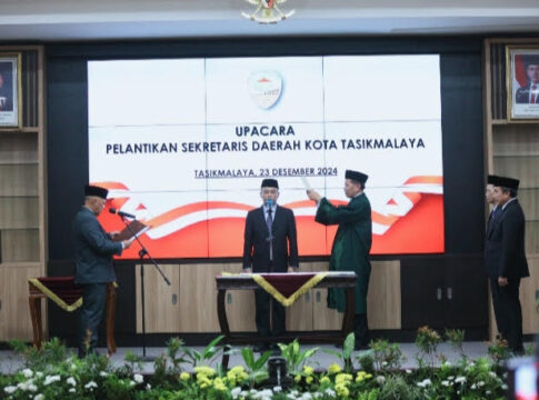 Ket foto : Pj Wali Kota Tasikmalaya Asep Sukmana melantik Sekretaris Daerah Asep Goparullah di Aula Balekota Tasikmalaya (fokusjabar/Seda)