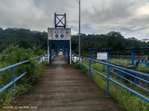 Jembatan Biru Ciamis yang terletak di ujung selatan Ciamis tepatnya di Desa Bangunharja, Kecamatan Cisaga, Kabupaten Ciamis