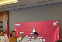 Calon Gubernur Jawa Barat, Ahmad Syaikhu mengucapkan selamat kepada pasangan Dedi Mulyadi-Erwan Setiawan yang resmi ditetapkan sebagai pemenang Pilgub Jabar 2024, berdasarkan rapat pleno terbuka yang digelar KPU Jabar, di Hotel Grand Mercure, Kota Bandung, Kamis (9/1/2025)