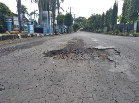 Caption: Kondisi Jalan Mayjen Lili Kusumah Banjar lebih tepatnya depan Kantor Kecamatan Pataruman yang rusak dan terdapat banyak lubang