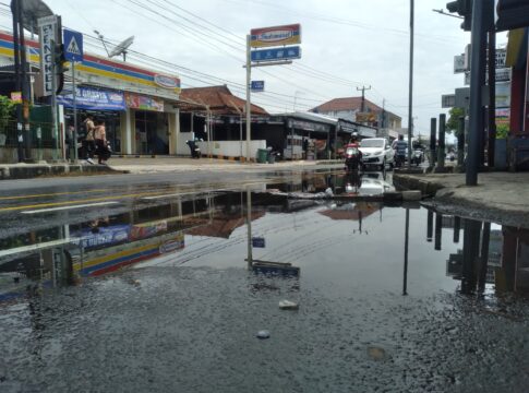 Caption: Genangan air di Jalan Perintis Kemerdekaan