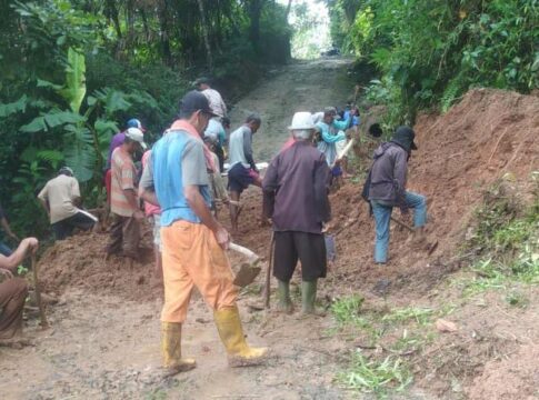 Ketfot: Warga Desa Bangunharja Ciamis bergotongroyong membersihkan material tanah longsor