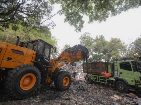 Ketfot: Petugas Tengah Melakukan Pengangkutan Sampah Menggunakan Alat Berat di TPS Kota Bandung