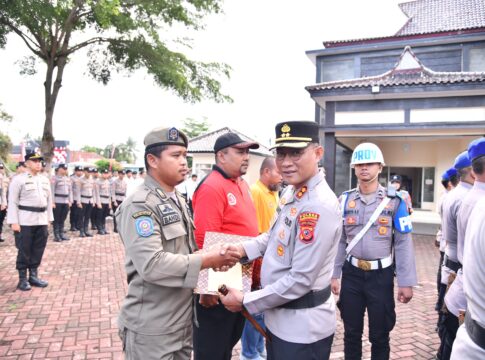 Kapolres Pangandaran Berikan Penghargaan kepada Anggota Satpolairud, Nelayan, Balawista, dan Satgas Jaga Lembur