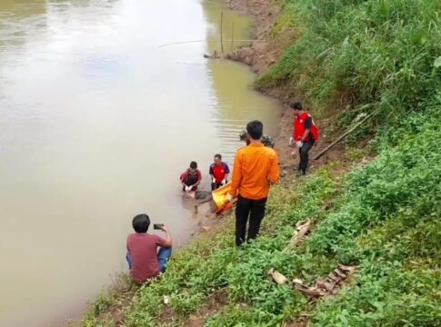 Caption: Petugas sedang melakukan evakuasi mayat tanpa identitas di Sungai Citanduy