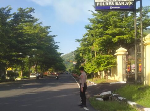 Caption: Anggota Polres Banjar sedang melakukan pengaturan lalulintas di simpang tiga SMPN 7 Banjar