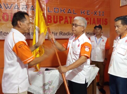 Ketpot: Ketua Orda Jabar Yana K saat memberikan bendera kepada Orlok Ciamis Asep Kodari (Pake kacamata)