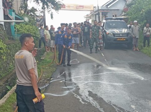 Ketfot: Tim Damkar Ciamis Membersihkan Jalan Pasca Kecelakaan maut di Jalan Rajadesa Ciamis