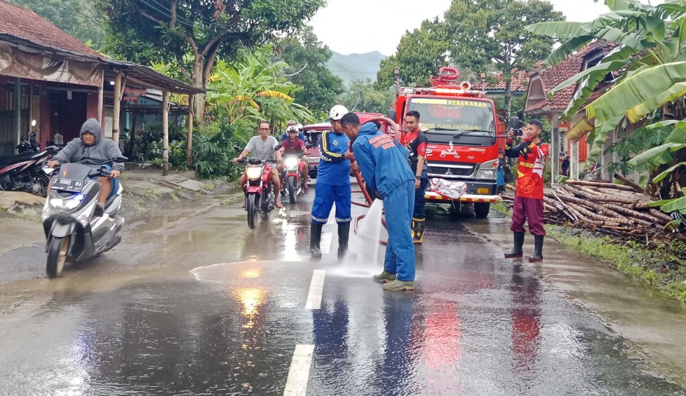 Ketfot: Tim Damkar Ciamis membersihan jalan paska Banjir di Pamarican