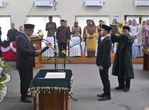 Caption: Eko Pradana Utama diambil sumpah dan janji menjadi anggota DPRD Kota Banjar sisa masa jabatan tahun 2024 - 2029.