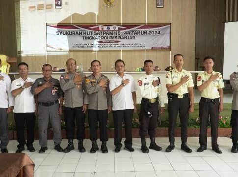 Caption: Wakapolres Banjar Kompol Dani Prasetya foto bersama dengan satpam usai HUT Satpam ke 44