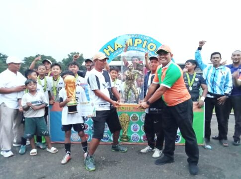 Ket foto : Tim SSB Sukamantri Ciamis, Menjuarai DanBrigif Cup X/2025 di Stadion Sepak Bola Wiradadaha Tasikmalaya (fokusjabar/Seda)