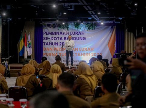 Penjabat Wali Kota Bandung, A. Koswara dalam kegiatan Pembinaan Lurah Kota Bandung, di Hotel D'Botanica, Selasa (14/1/2025) -Ist-