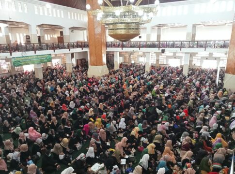 Caption : Ribuan Umat Muslim Mengikuti Peringatan Isra Mi'raj Tingkat Kota Tasikmalaya di Masjid Agung Tasikmalaya (fokusjabar/Seda)