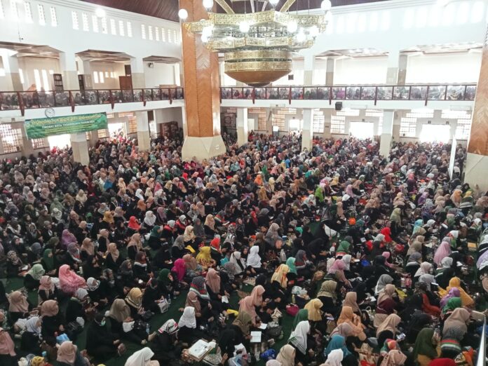 Caption : Ribuan Umat Muslim Mengikuti Peringatan Isra Mi'raj Tingkat Kota Tasikmalaya di Masjid Agung Tasikmalaya (fokusjabar/Seda)