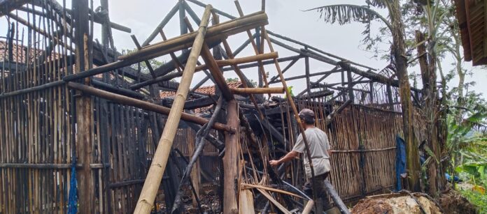 Ketpot: Bangunan kandang ayam pejantan milik Didi Nurjaman di Dusun Calincing yang hangus terbakar