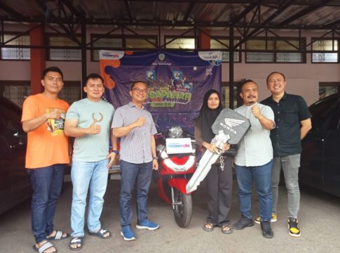 Ket foto : Pemenang Hadiah Utama Program Musapahah Tesa Novita, saat menerima Motor Handa PCX dari Bank Bjb (fokusjabar/Seda )