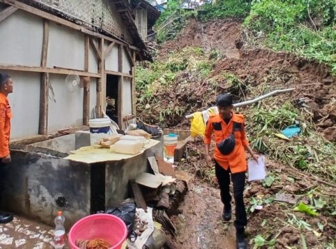 Ketpot : Salah satu rumah yang terdampak longsor di wilayah Kabupaten Ciamis dan pemiliknya terpaksa diungsikan