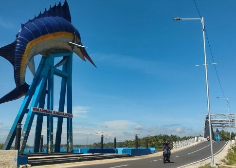 Poto: Patung Marlin di dekat jembatan Wiradinata Ranggajipang Pangandaran