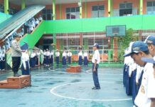 Caption: Kasat Binmas Polres Banjar AKP Atang Effendi memberikan pesan penting saat menjadi pembina upacara di SMPN 2 Banjar