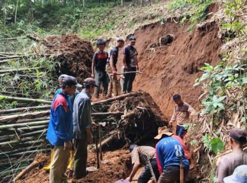 Ketpot: Tebing longsor di wilayah Desa Sindangsari menutupi saluran air Sukamanah