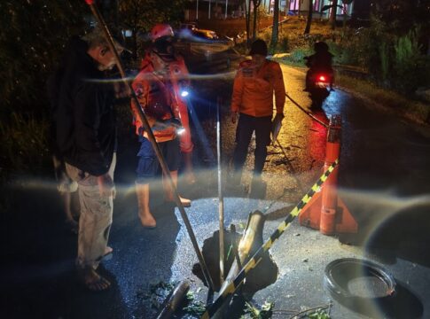 Ketpot: Tim BPBD Ciamis saat melakukan asesmen jalan yang amblas di Dusun Cikawung Bojongmengger Cijeungjing Ciamis