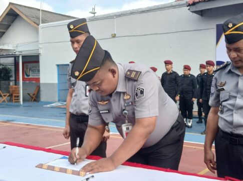 Ketpot: Kalapas Kelas IIB Ciamis Supriyanto saat menandatangani fakta integritas