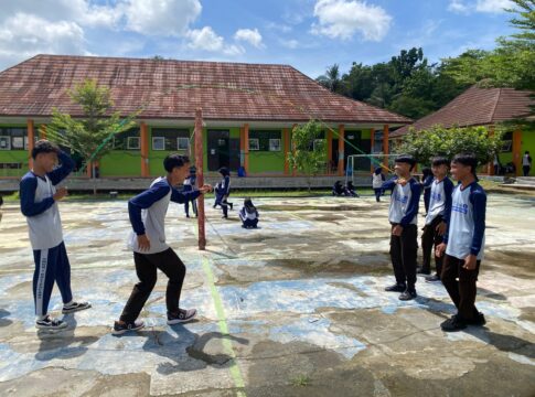 Poto: Siswa di SMKN 1 Kalipucang sedang melakukan permainan loncat tali