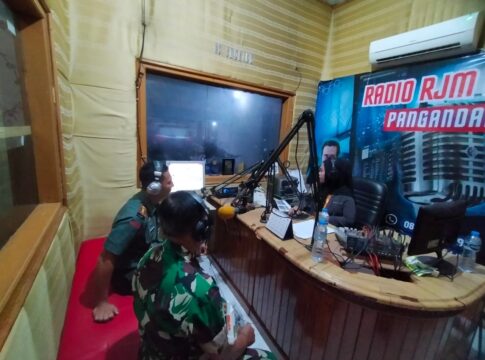 Poto: Suasana saat Komandan Kodim 0625 Pangandaran, Letkol Inf Indra Mardiyanto Subroto menyampaikan informasi melalui radio