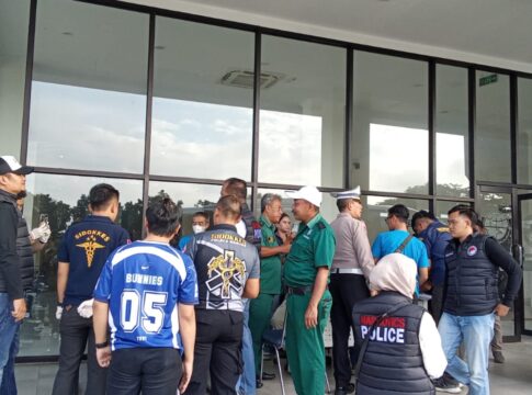 Caption: Petugas gabungan sedang melakukan pemeriksaan Ramp Chek para sopir bus di Kota Banjar