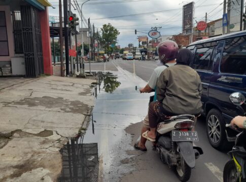 Caption: Genangan air di perempatan Jalan Perintis Kemerdekaan Kota Banjar