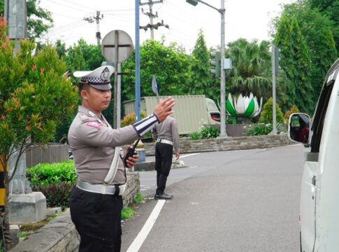 Caption: Anggota Satlantas Polres Banjar sedang mengatur arus lalu lintas di pertigaan jembatan baru