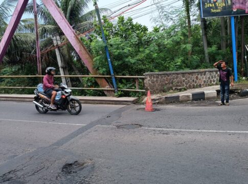 Caption: Lubang di Jalan Didi Kartasasmita Kota Banjar dikeluhkan pengendara