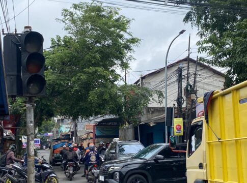 Lampu Lalu Lintas (Traffic Light) di perempatan Taman Holis Kecamatan, Kelurahan Cigondewah Rahayu Kecamatan Bandung kulon sudah tidak berfungsi dengan baik selama delapan bulan lebih. Bahkan, tiang lampu nya pun hilang.