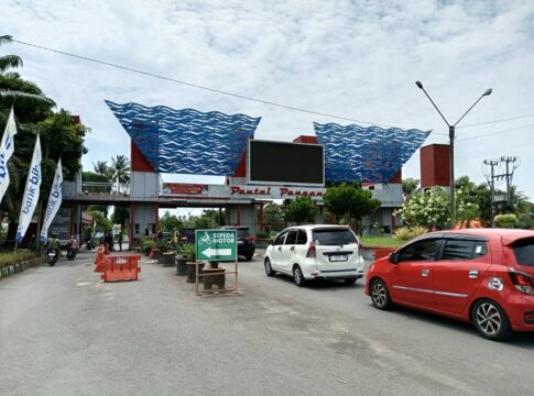 Poto: Suasana di depan pintu masuk pantai Pangandaran