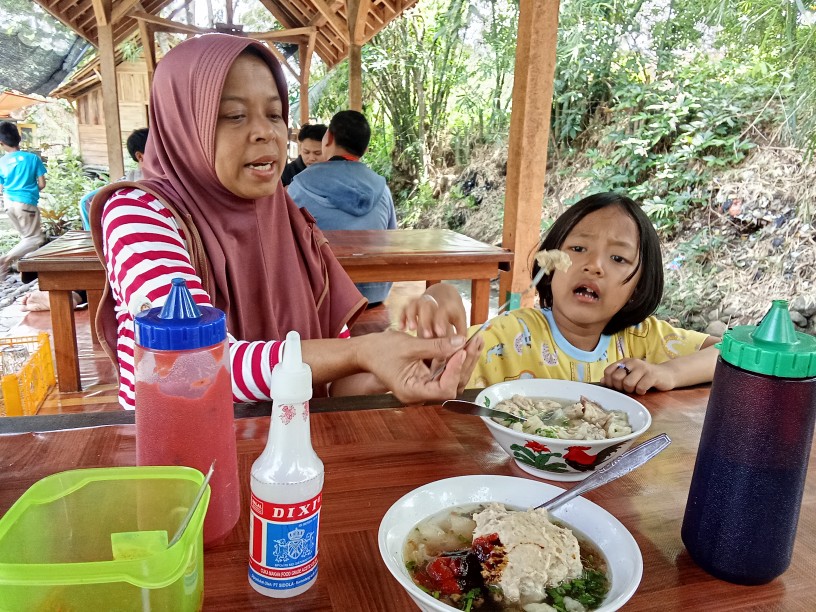 Ketpot: Salah seorang penggemar baso saat mencoba Baso Merapi yang berada di lingkungan Ciherang Linggasari Ciamis