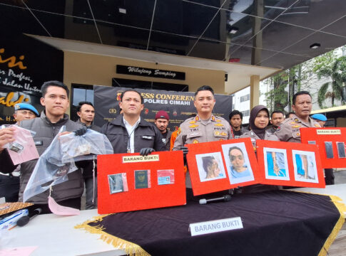 Foto: Polres Cimahi tangkap suami penyiram air aki ke wajah Istri. (Arif )