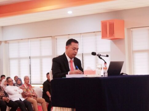 Caption : DR. Deddy Mulyana, saat Sidang Terbuka Promosi Doktor Ilmu Managemen di Kampus Universitas Pendidikan Indonesia (UPI) Bandung (ist)