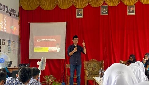 Dewan Pembina Wawasan Kebangsaan Kabupaten Ciamis Mohamad Ijudin memberi materi Wawasan Kebangsaan kepada Siswa MTsN 16 Ciamis