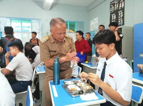 Ket foto : Pj Wali Kota Tasikmalaya Asep Sukmana, Saat meninjau Pemberian Makan Bergizi Gratis bagi pelajar di SMPN 2 Kota Tasikmalaya (fokusjabar/Seda)