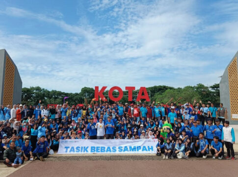 Ket foto : Para relawan CTC Kota Tasikmalaya foto bersama, usai aksi bersih-bersih di area Taman Kota dan Alun-alun Dadaha Kota Tasikmalaya (fokusjabar/Seda)