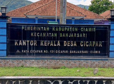 Poto: Bangunan depan desa Cicapar