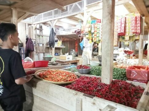 Ket foto : Komoditas Cabai di Pasar Induk Cikurubuk Kota Tasikmalaya, harganya melonjak tajam. (fokusjabar/Seda)